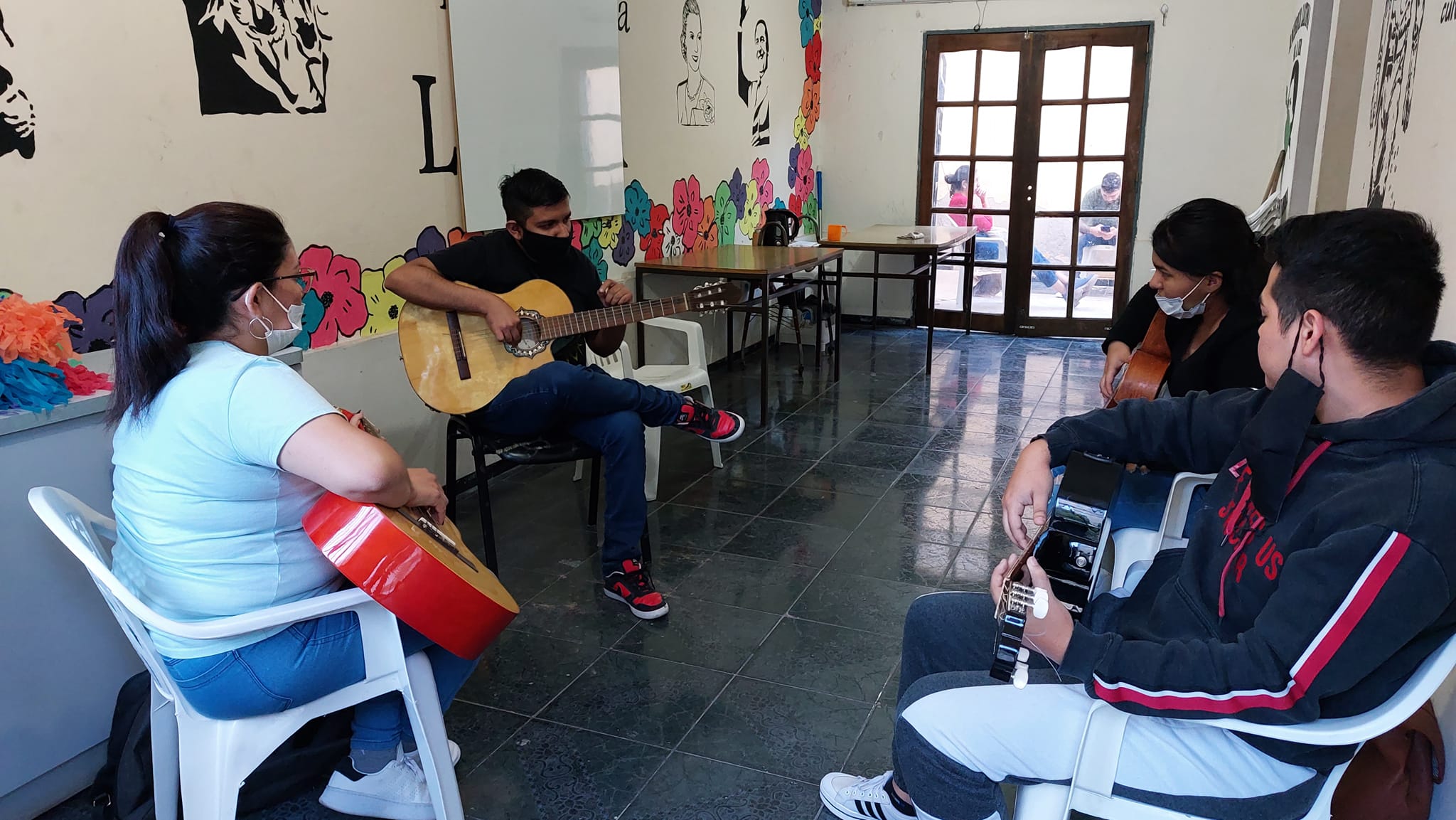 ¡Primeras melodías! Arrancó el taller de guitarra