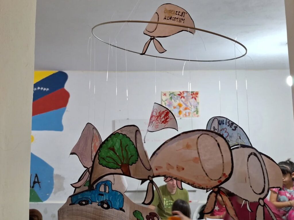 Puede ser una ilustración de sombrero y texto