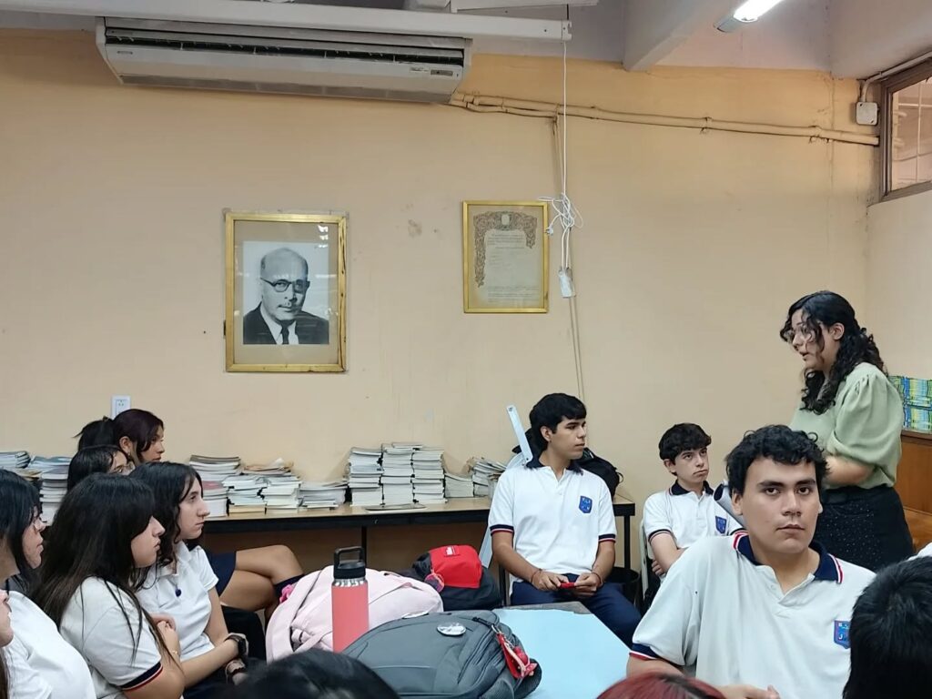 Puede ser una imagen de una o varias personas, personas estudiando y texto