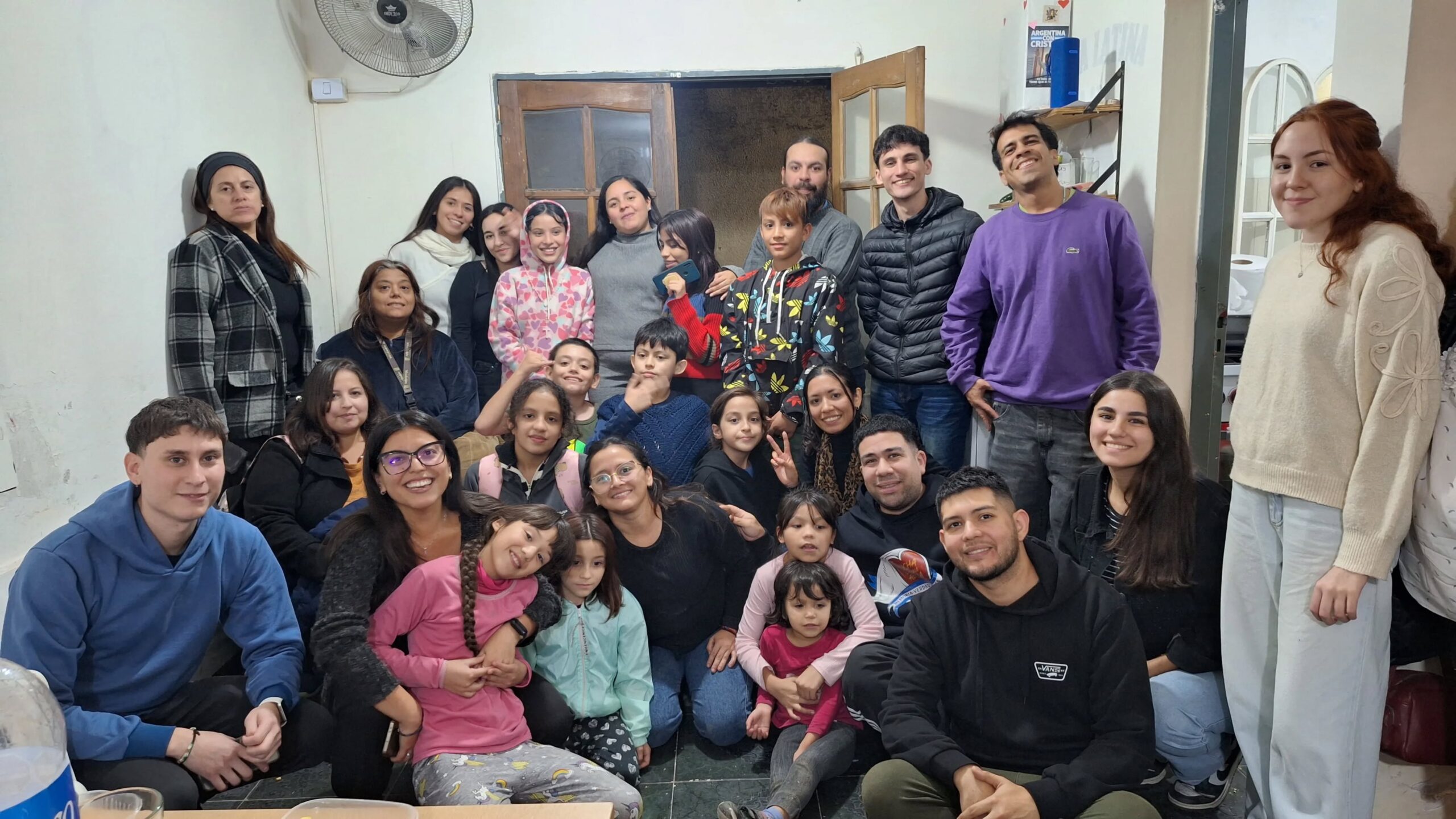 El día martes 21 de abril, al finalizar la clase de apoyo escolar, compartimos un brindis junto las mamás, estudiantes y el equipo que sostiene y acompaña este espacio, en donde informamos la realización de la Asamblea y el cambio de autoridades.